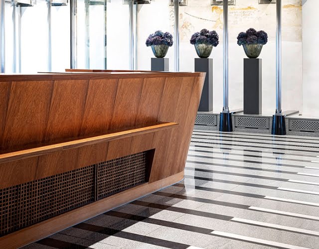 Entrée des Hotels Widder, wo die Denz Weinauktionen stattfinden